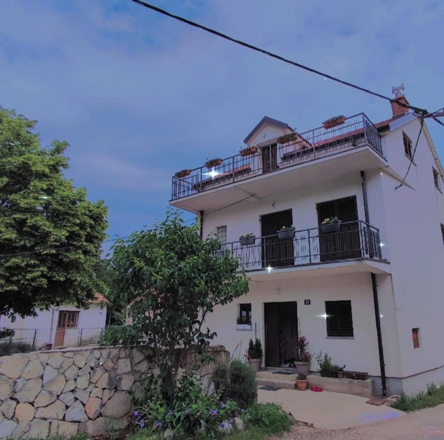 Mare Bed and Breakfast Vrlika Buitenkant foto