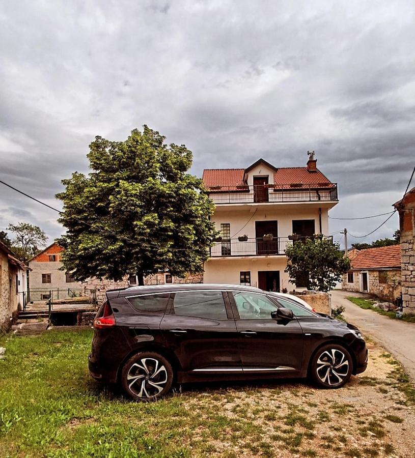 Mare Bed and Breakfast Vrlika Buitenkant foto